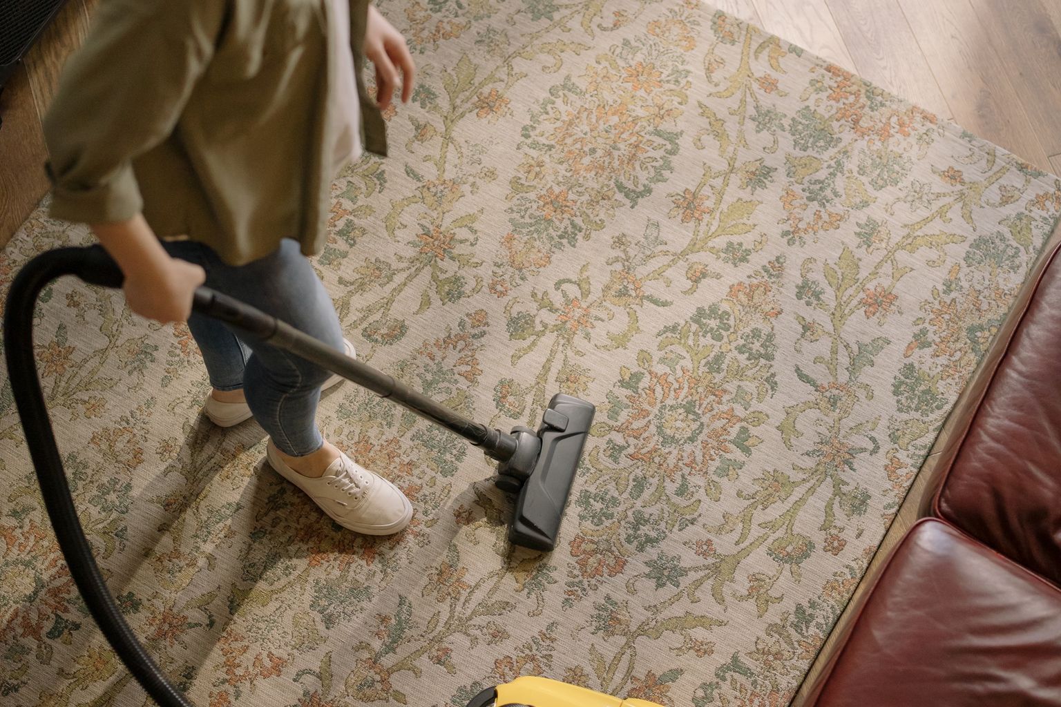 vacuuming carpet to get rid of fleas in the house